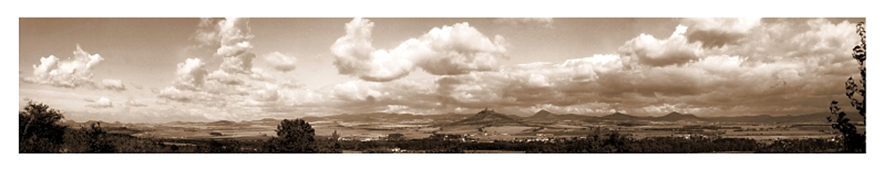 České středohoří panorama (sepie)